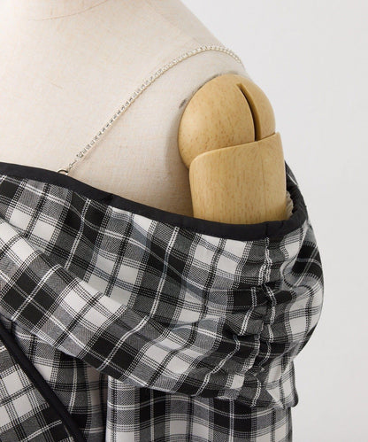 肩部亮飾蝴蝶結設計露肩上衣