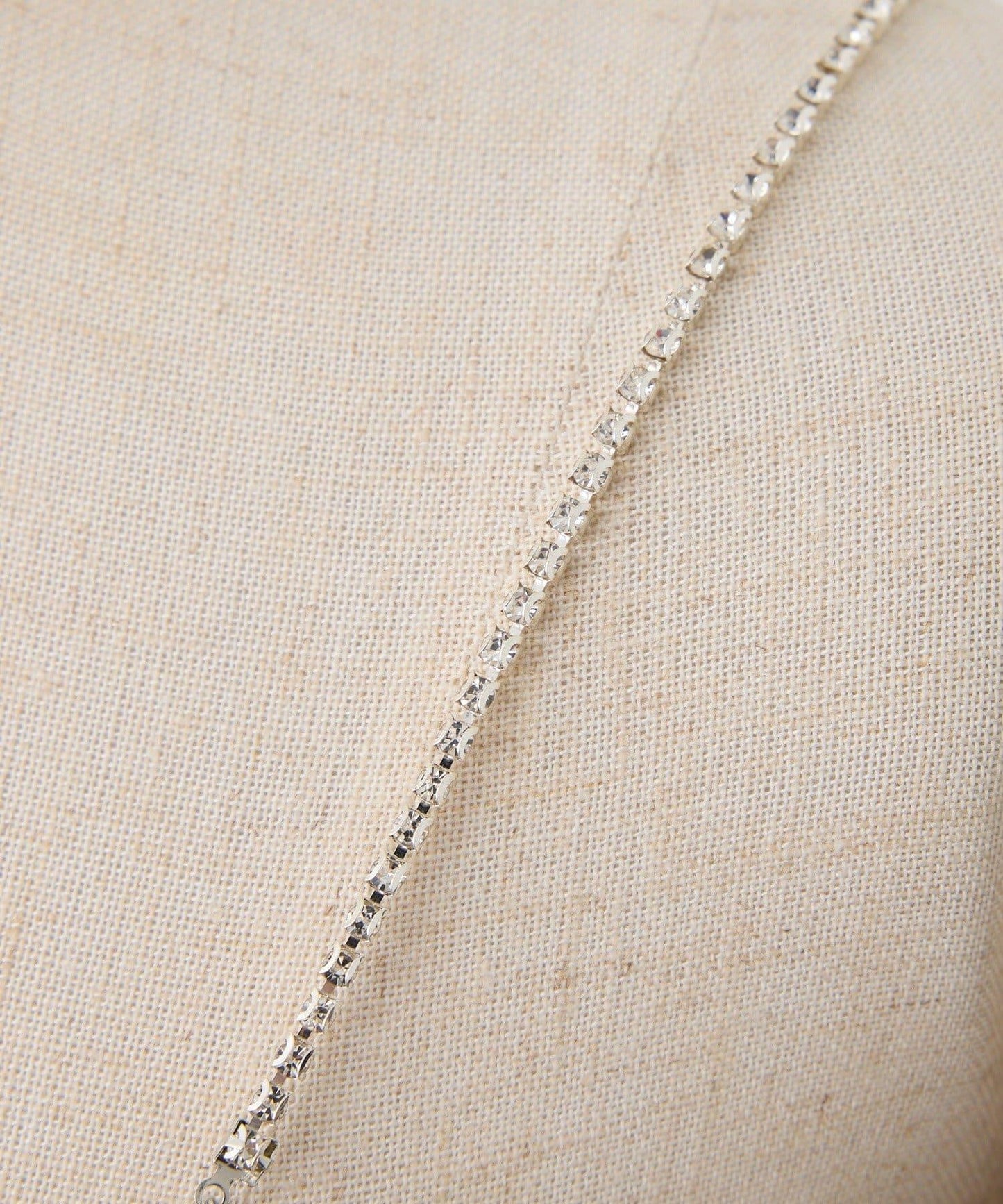 肩部亮飾蝴蝶結設計露肩上衣