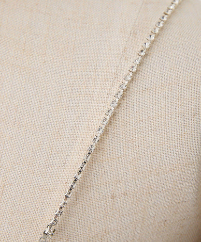 肩部亮飾蝴蝶結設計露肩上衣