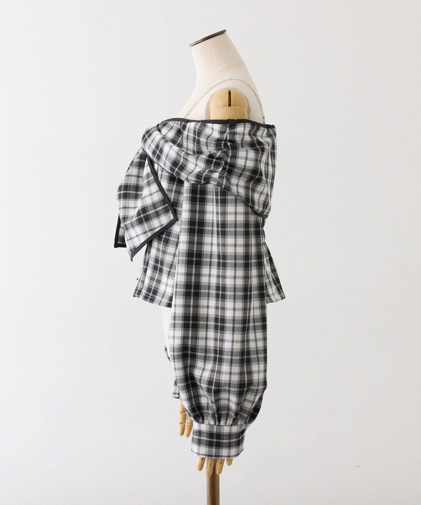 肩部亮飾蝴蝶結設計露肩上衣