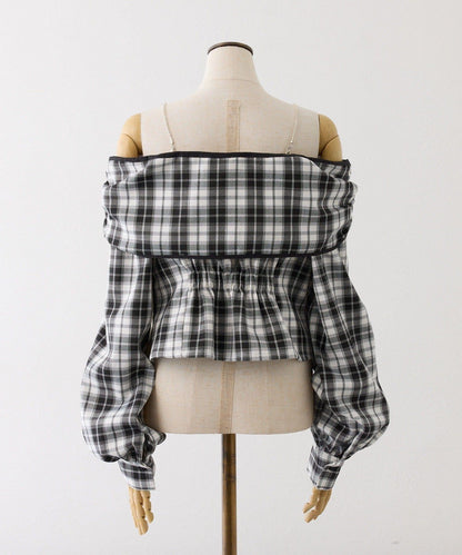 肩部亮飾蝴蝶結設計露肩上衣