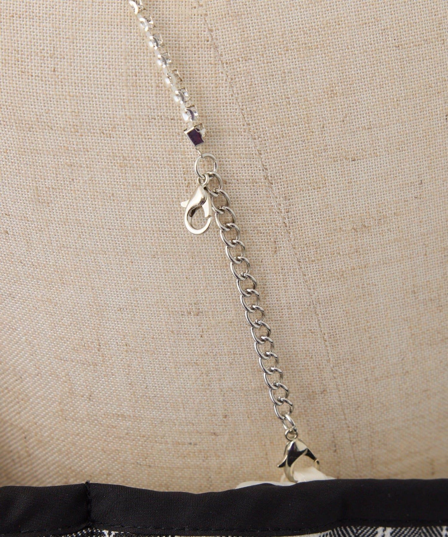 肩部亮飾蝴蝶結設計露肩上衣