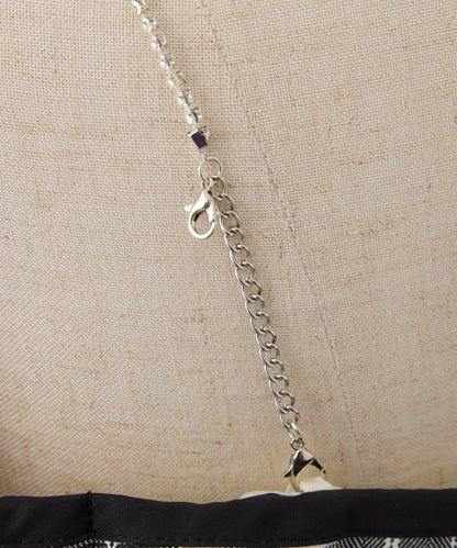 肩部亮飾蝴蝶結設計露肩上衣