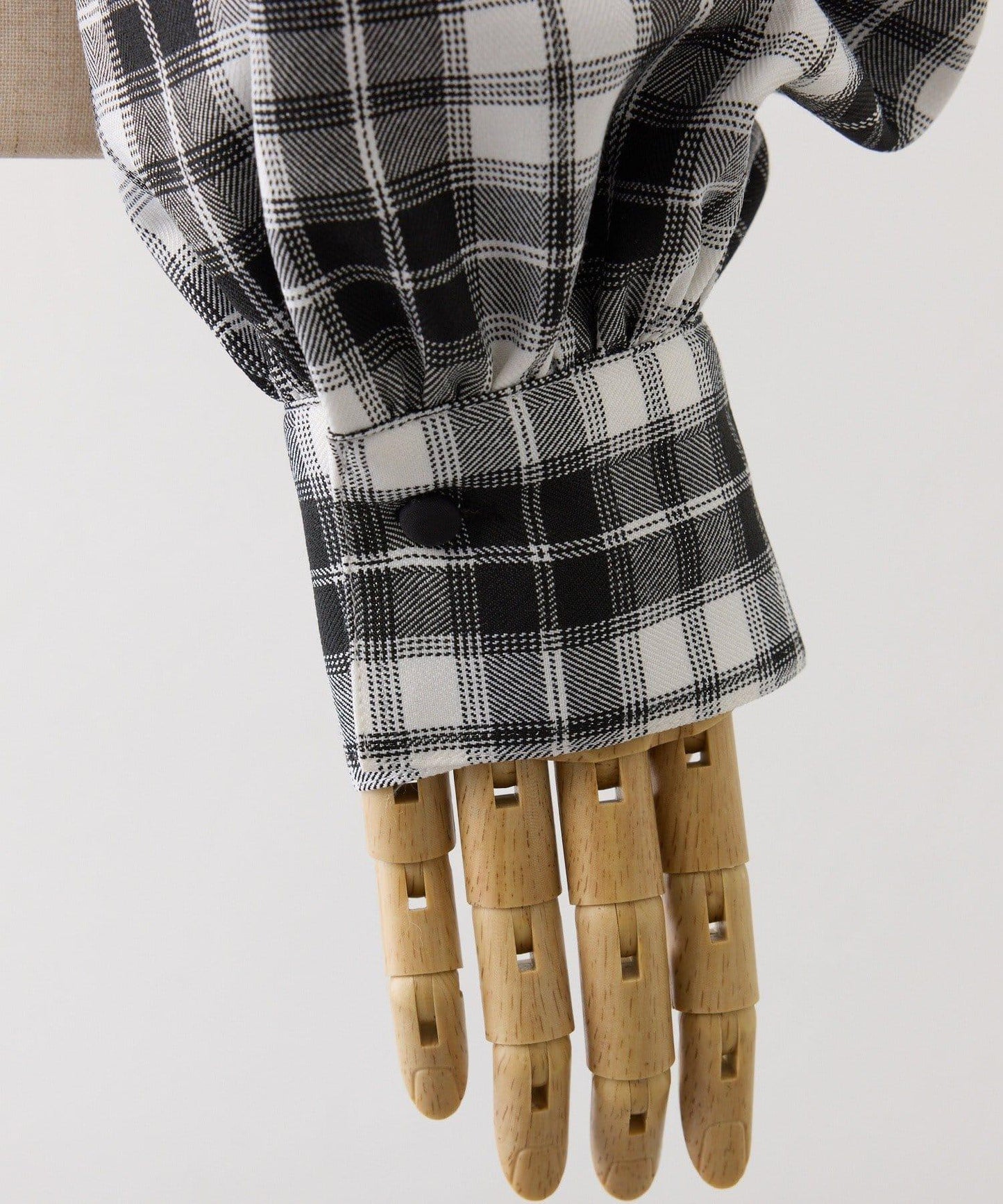 肩部亮飾蝴蝶結設計露肩上衣