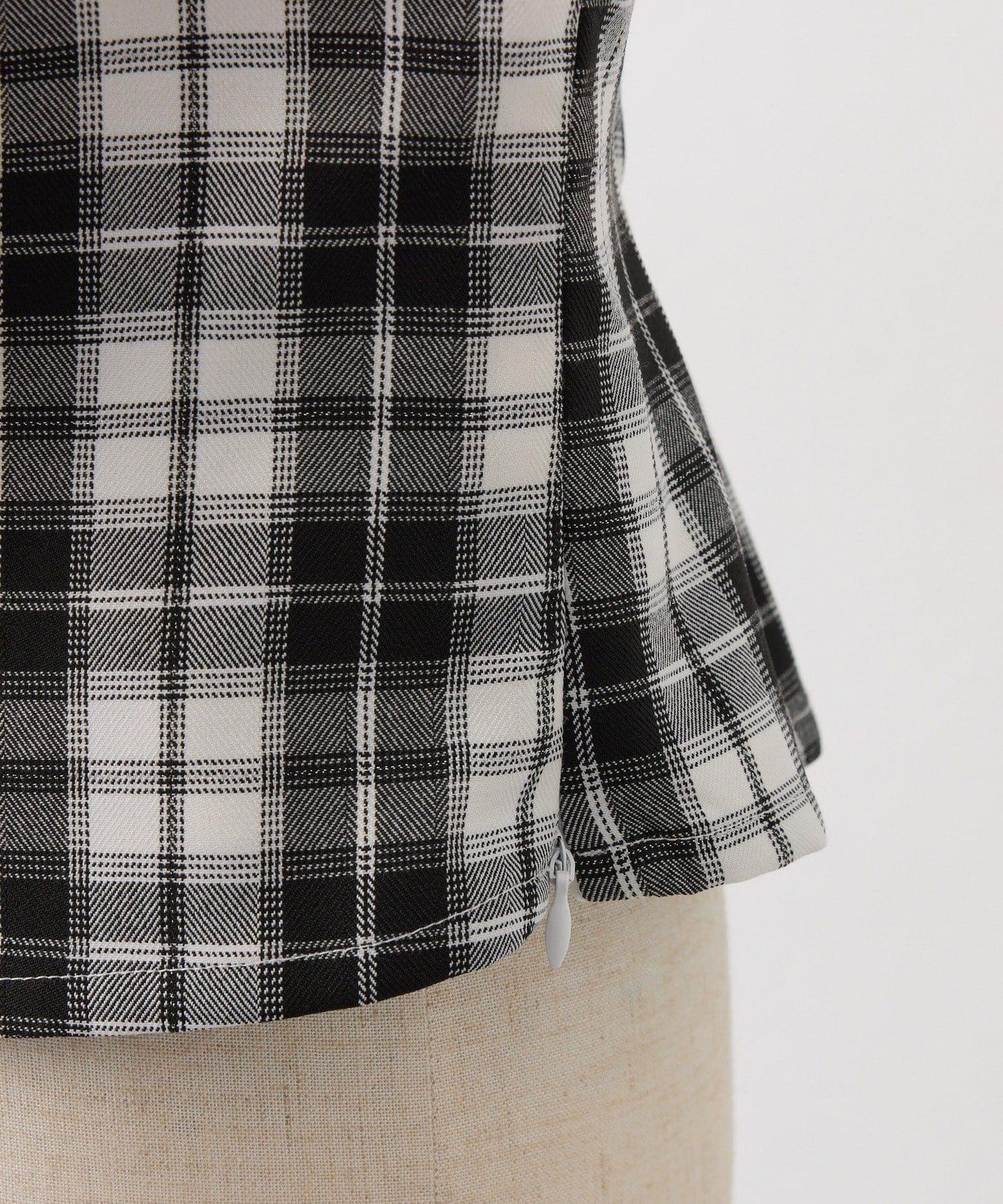 肩部亮飾蝴蝶結設計露肩上衣