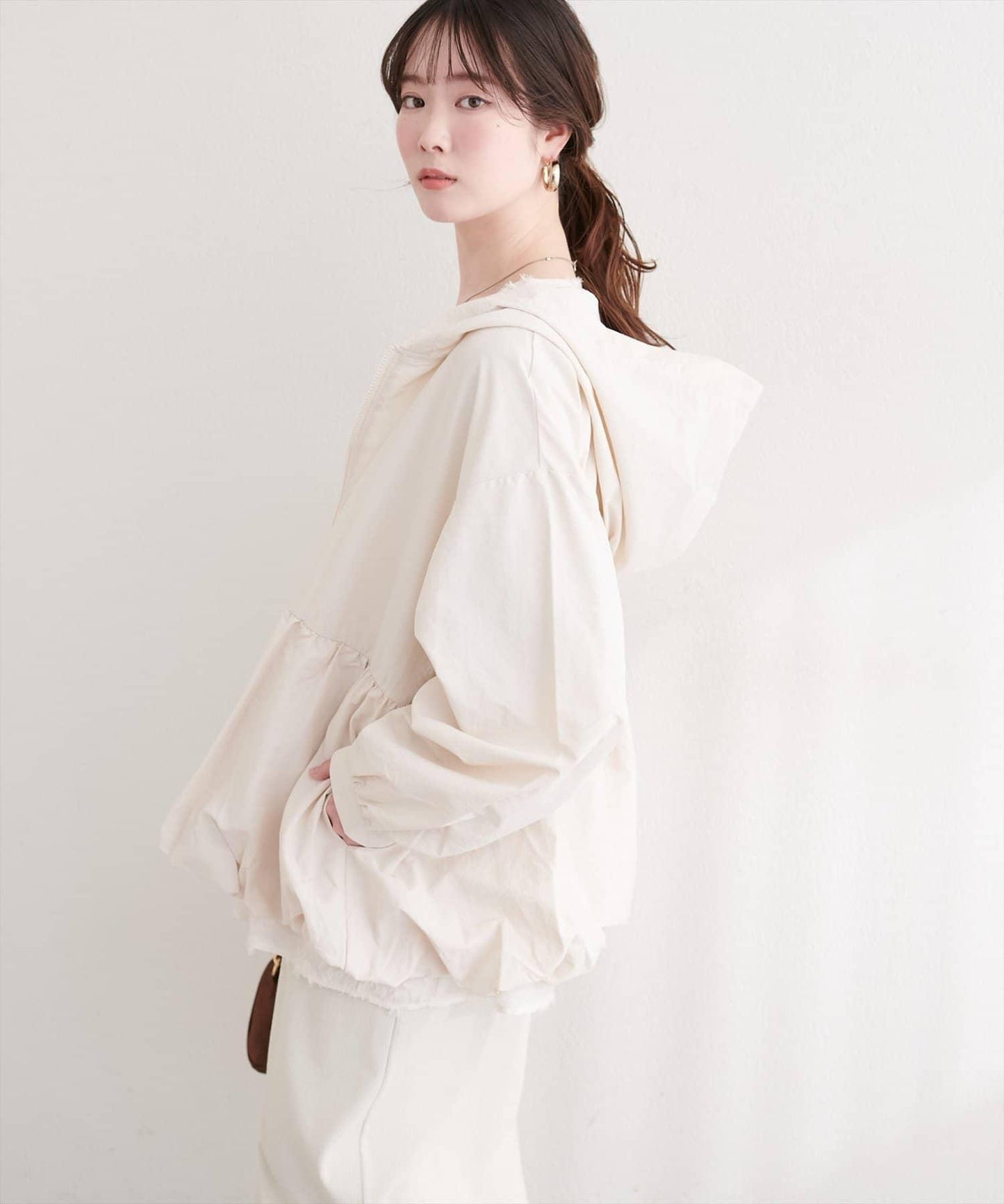 皺感尼龍泡泡廓形荷葉下襬連帽外套