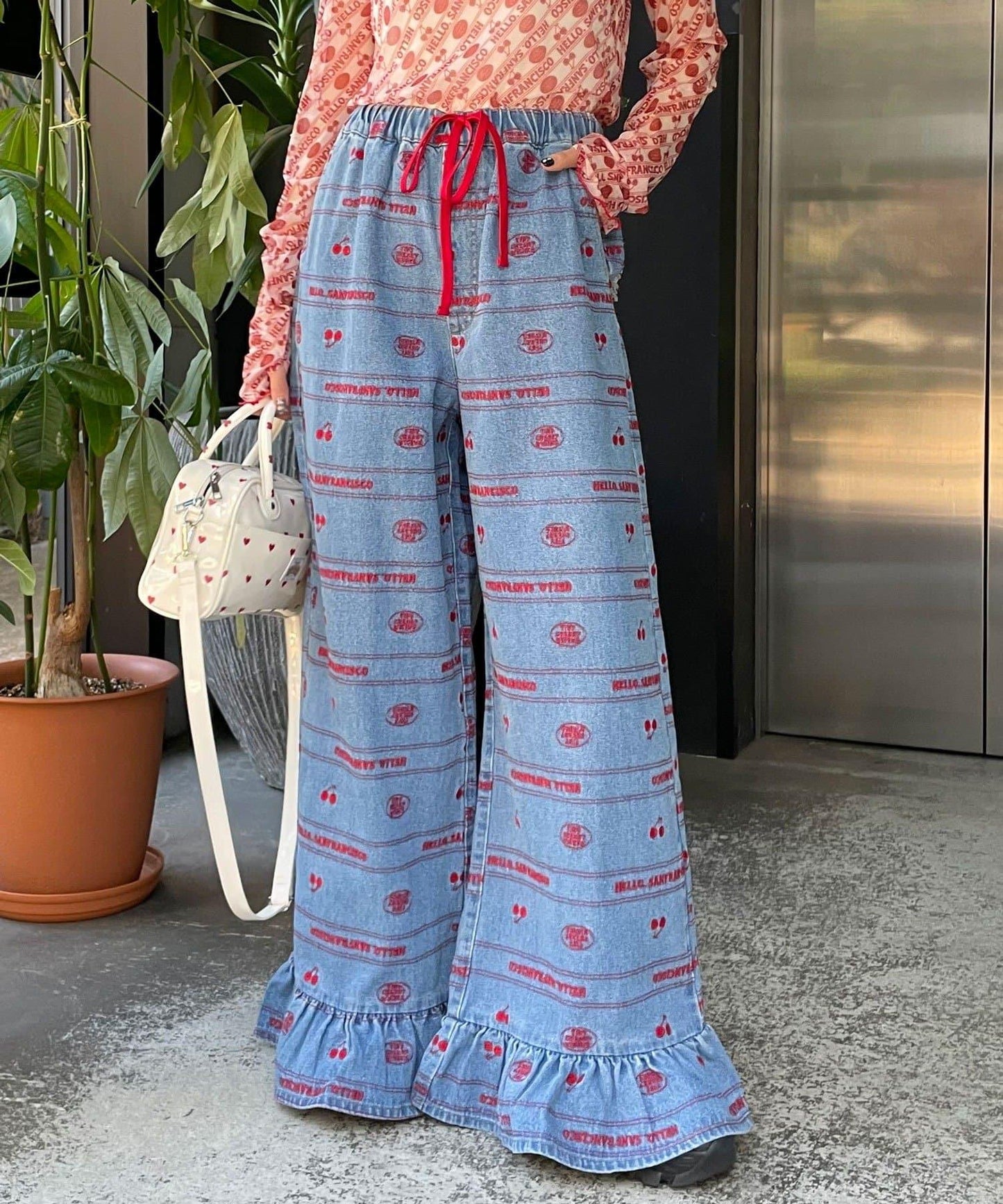 下襬荷葉邊滿版刺繡寬鬆闊腿牛仔褲