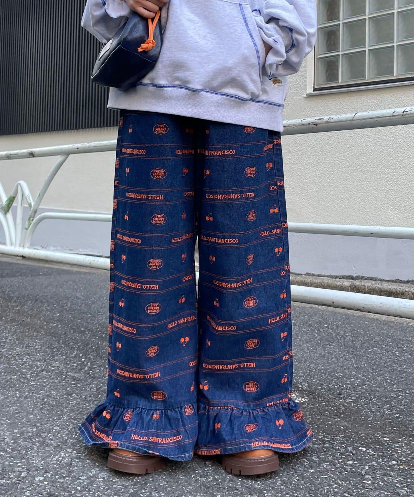 下襬荷葉邊滿版刺繡寬鬆闊腿牛仔褲