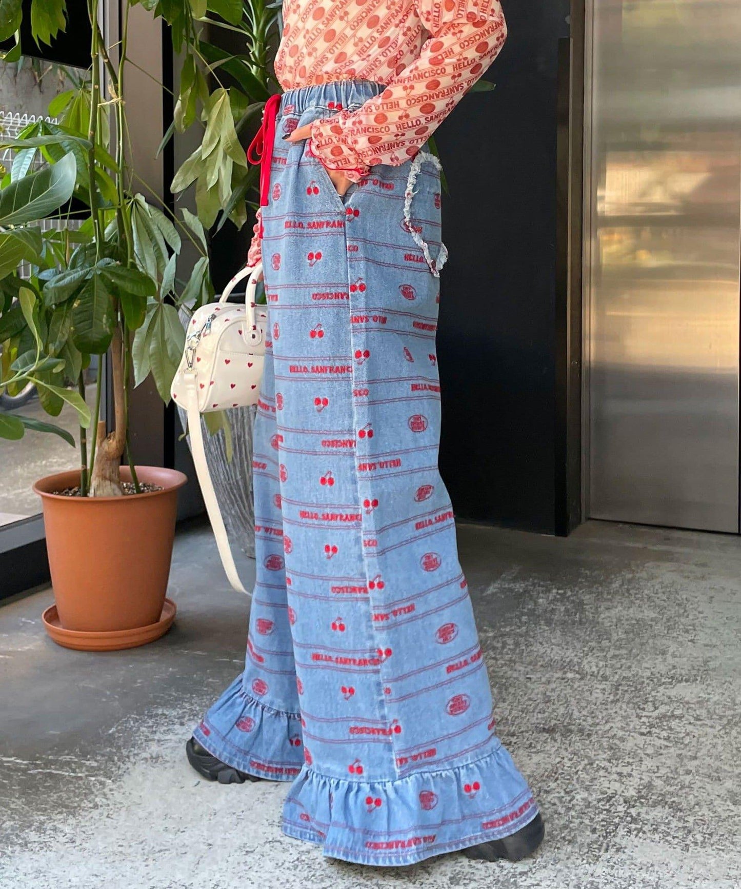 下襬荷葉邊滿版刺繡寬鬆闊腿牛仔褲