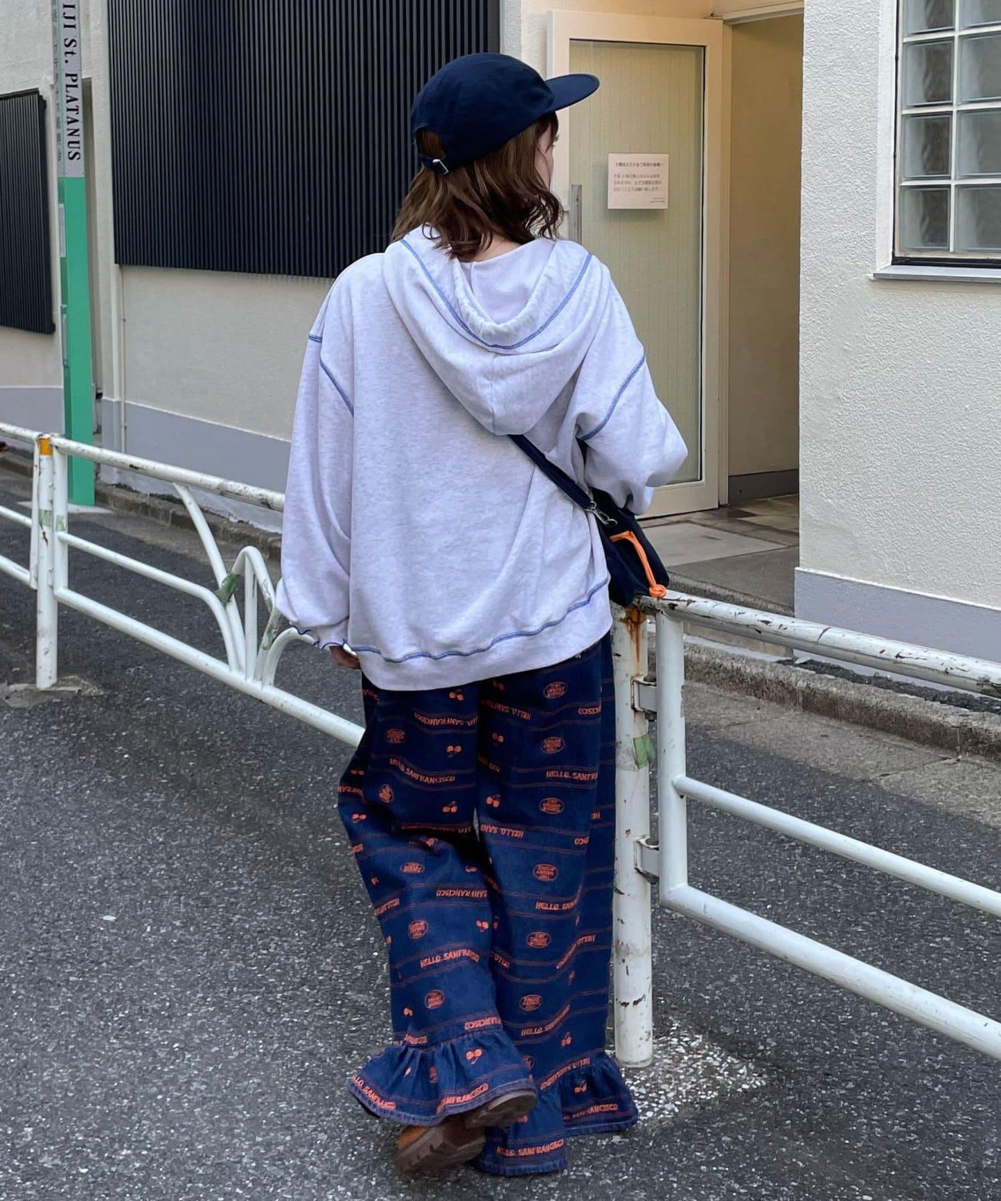 下襬荷葉邊滿版刺繡寬鬆闊腿牛仔褲