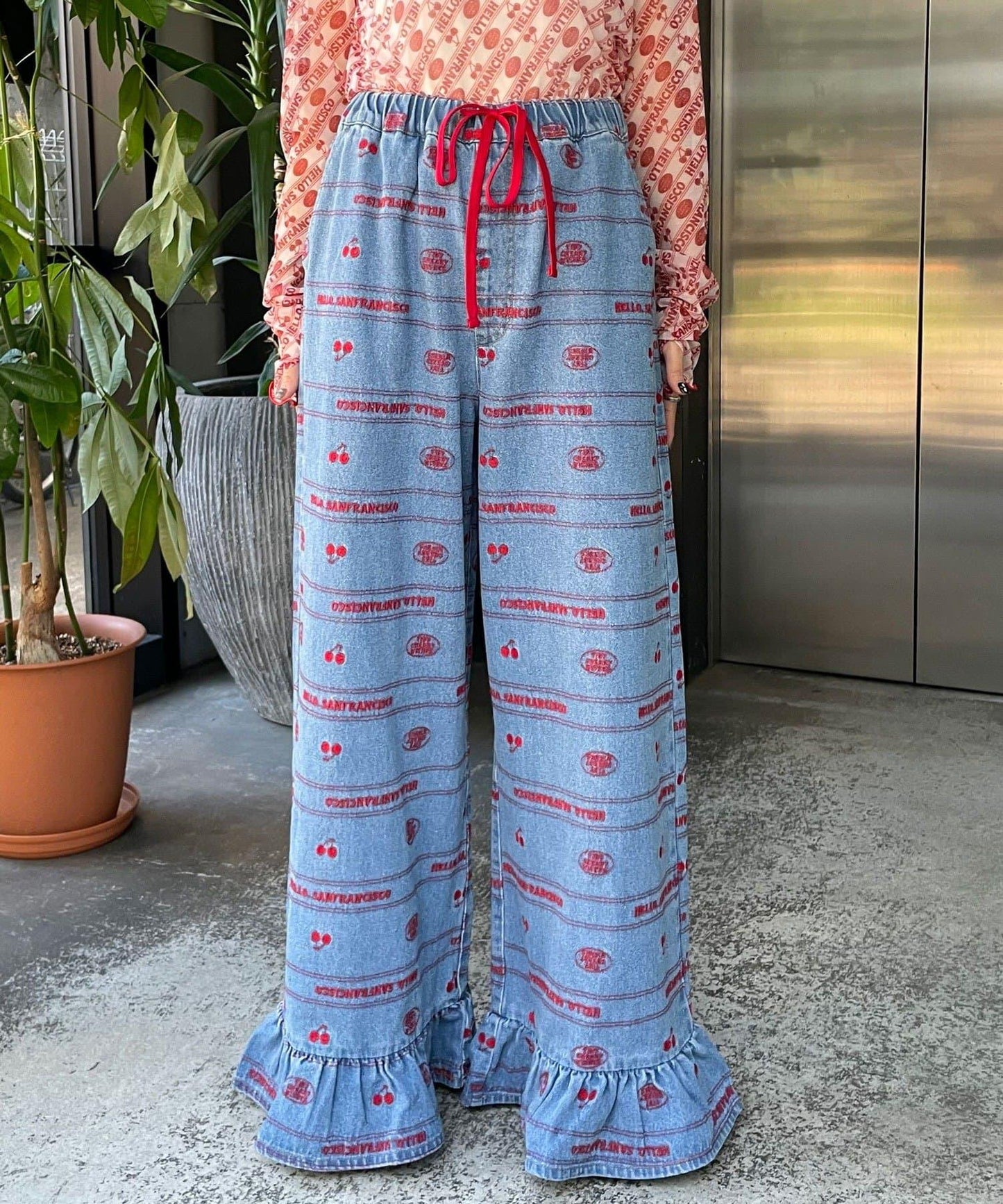 下襬荷葉邊滿版刺繡寬鬆闊腿牛仔褲