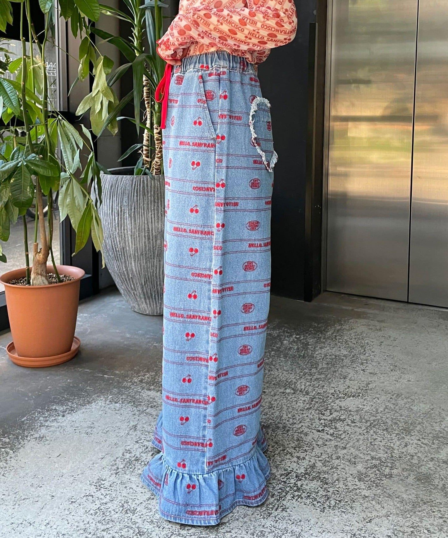 下襬荷葉邊滿版刺繡寬鬆闊腿牛仔褲