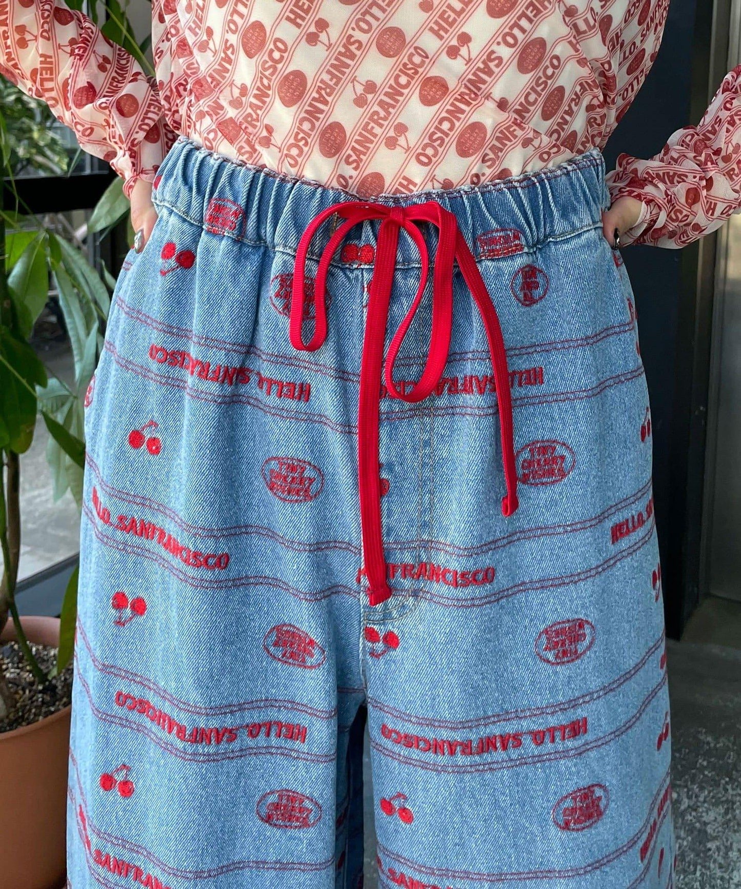 下襬荷葉邊滿版刺繡寬鬆闊腿牛仔褲