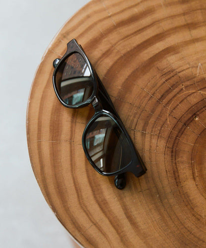 戴上即顯時尚感 框架太陽鏡