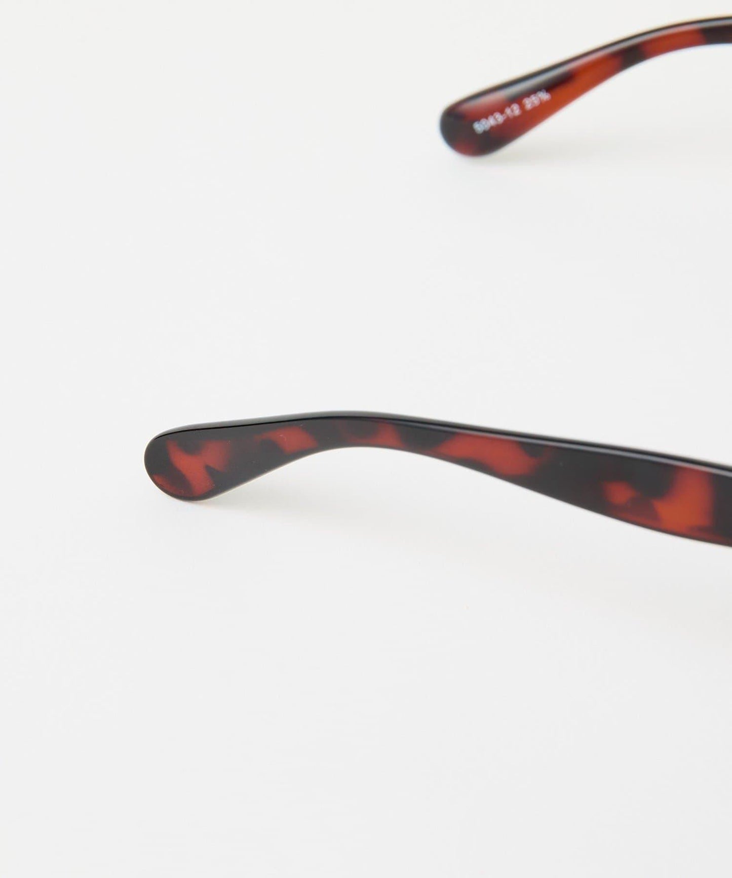 戴上即顯時尚感 框架太陽鏡