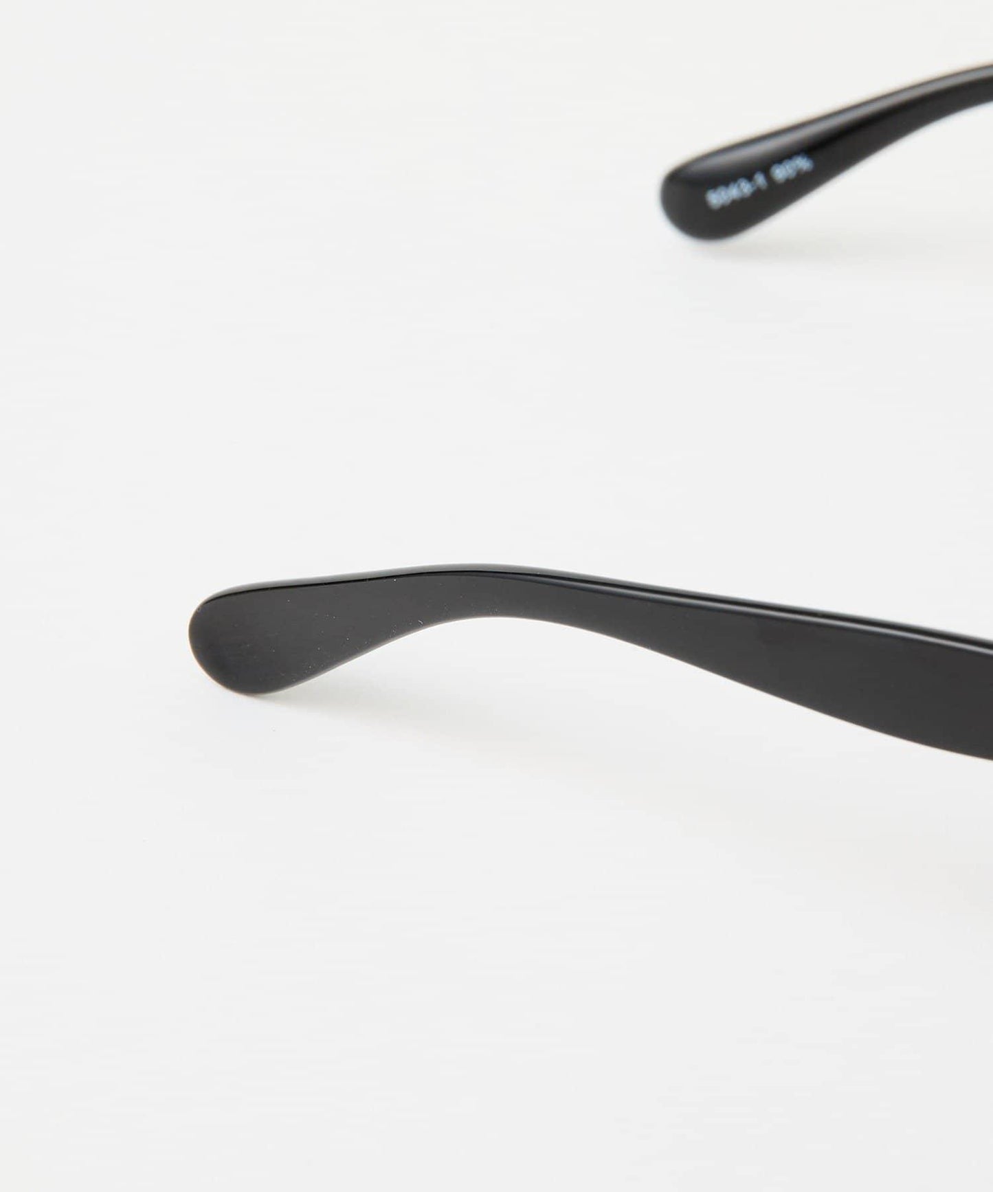 戴上即顯時尚感 框架太陽鏡