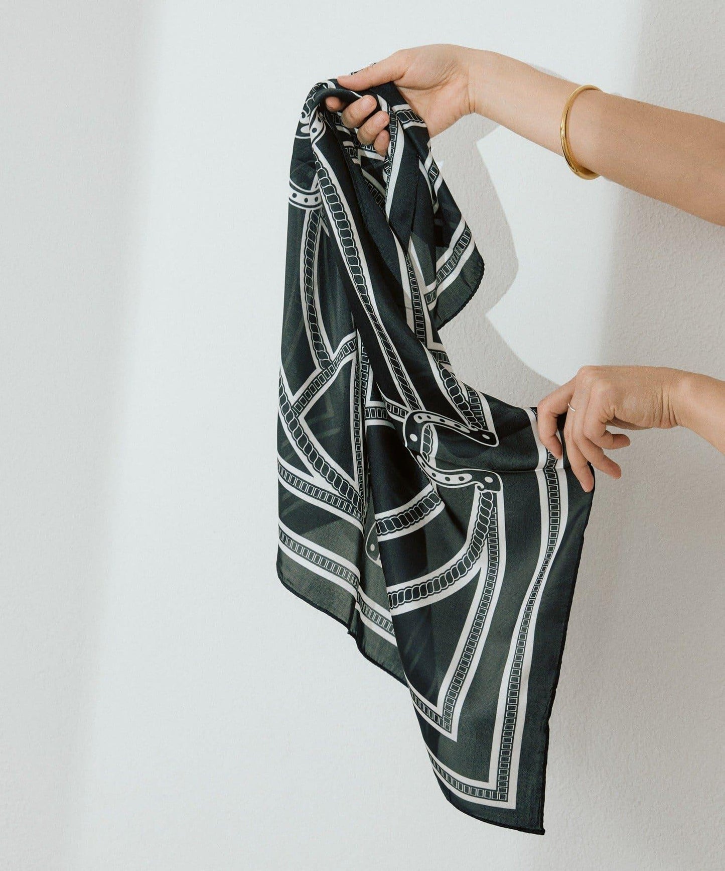 造型點綴鏈條圖案絲巾