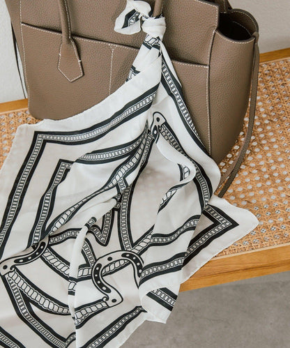 造型點綴鏈條圖案絲巾