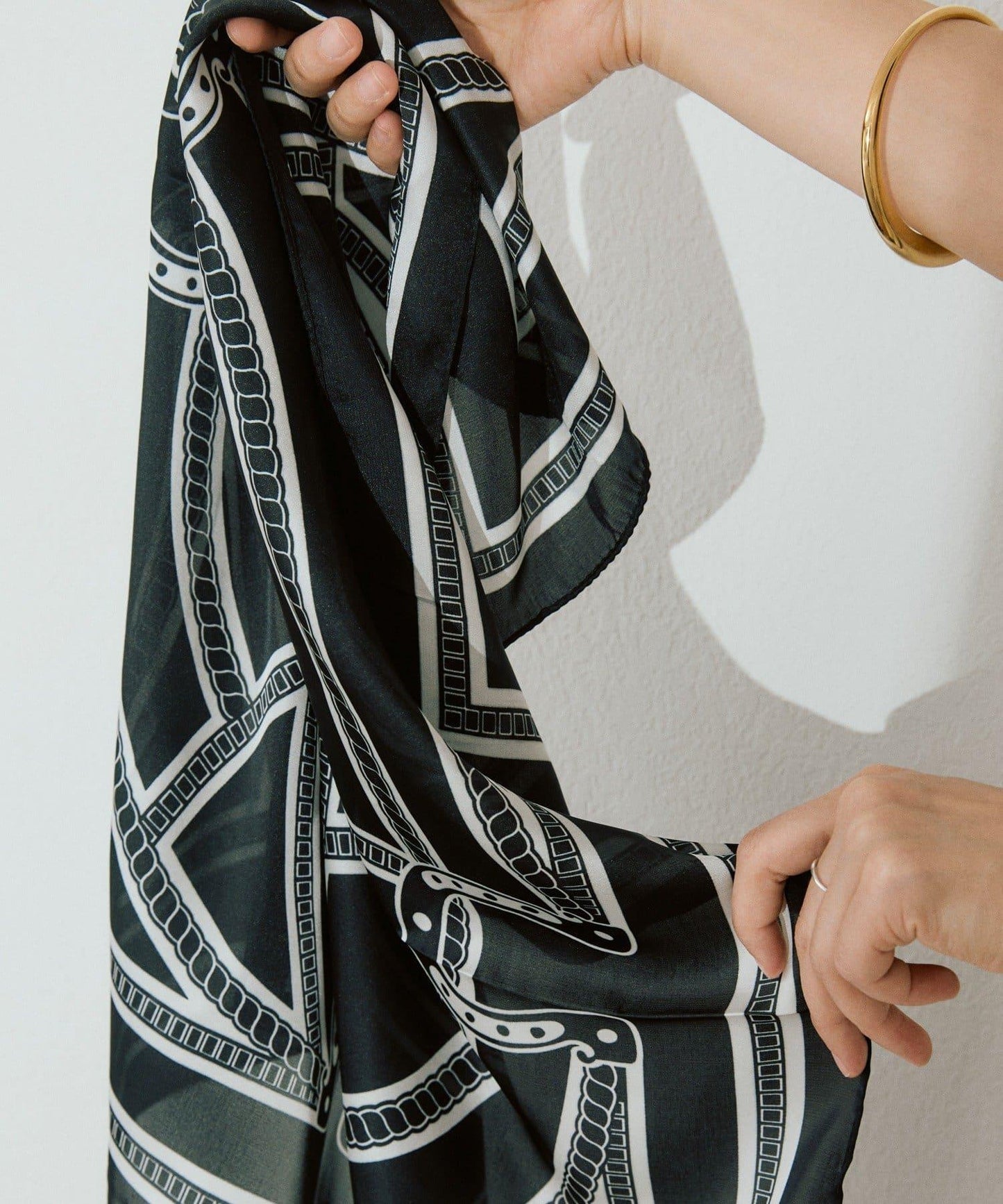 造型點綴鏈條圖案絲巾