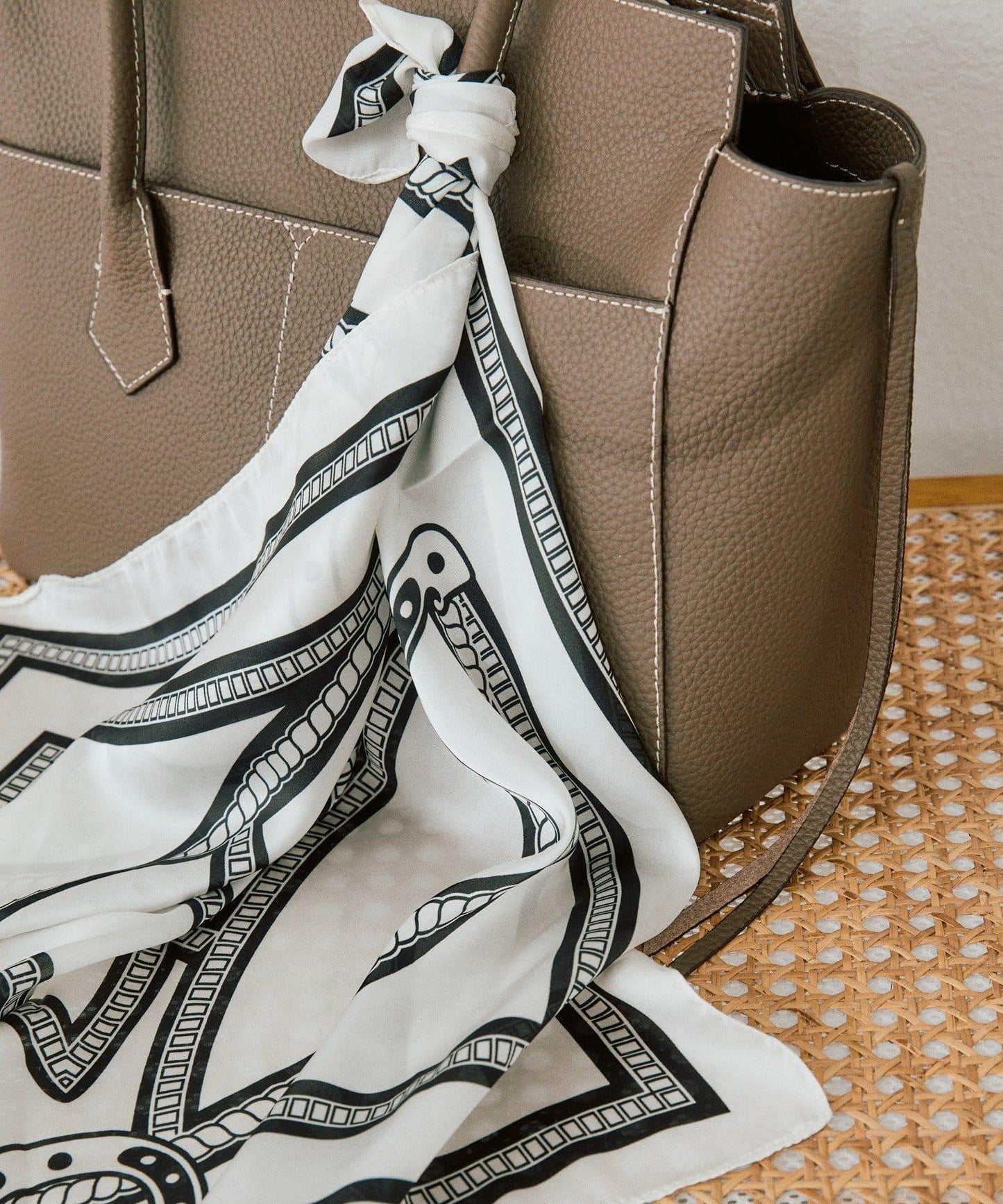 造型點綴鏈條圖案絲巾