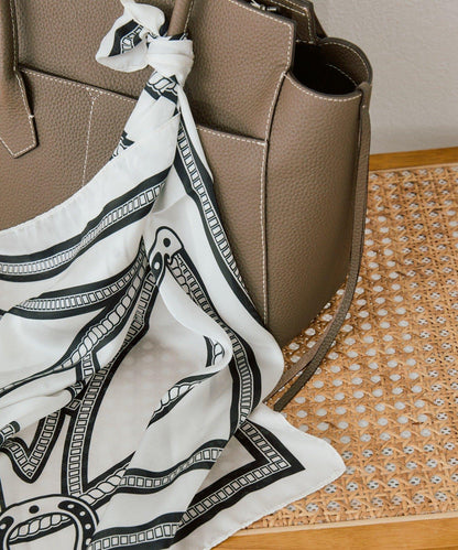 造型點綴鏈條圖案絲巾