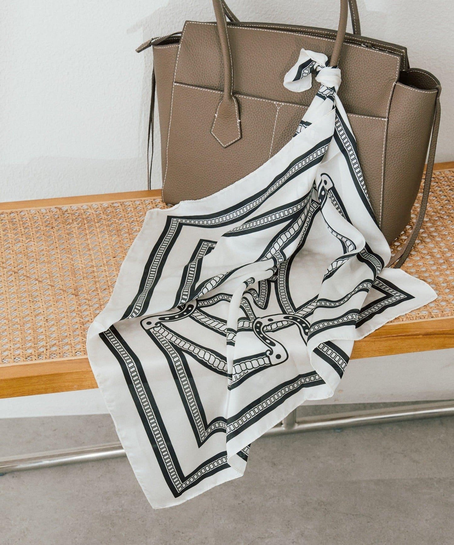 造型點綴鏈條圖案絲巾