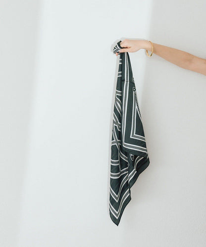 造型點綴鏈條圖案絲巾