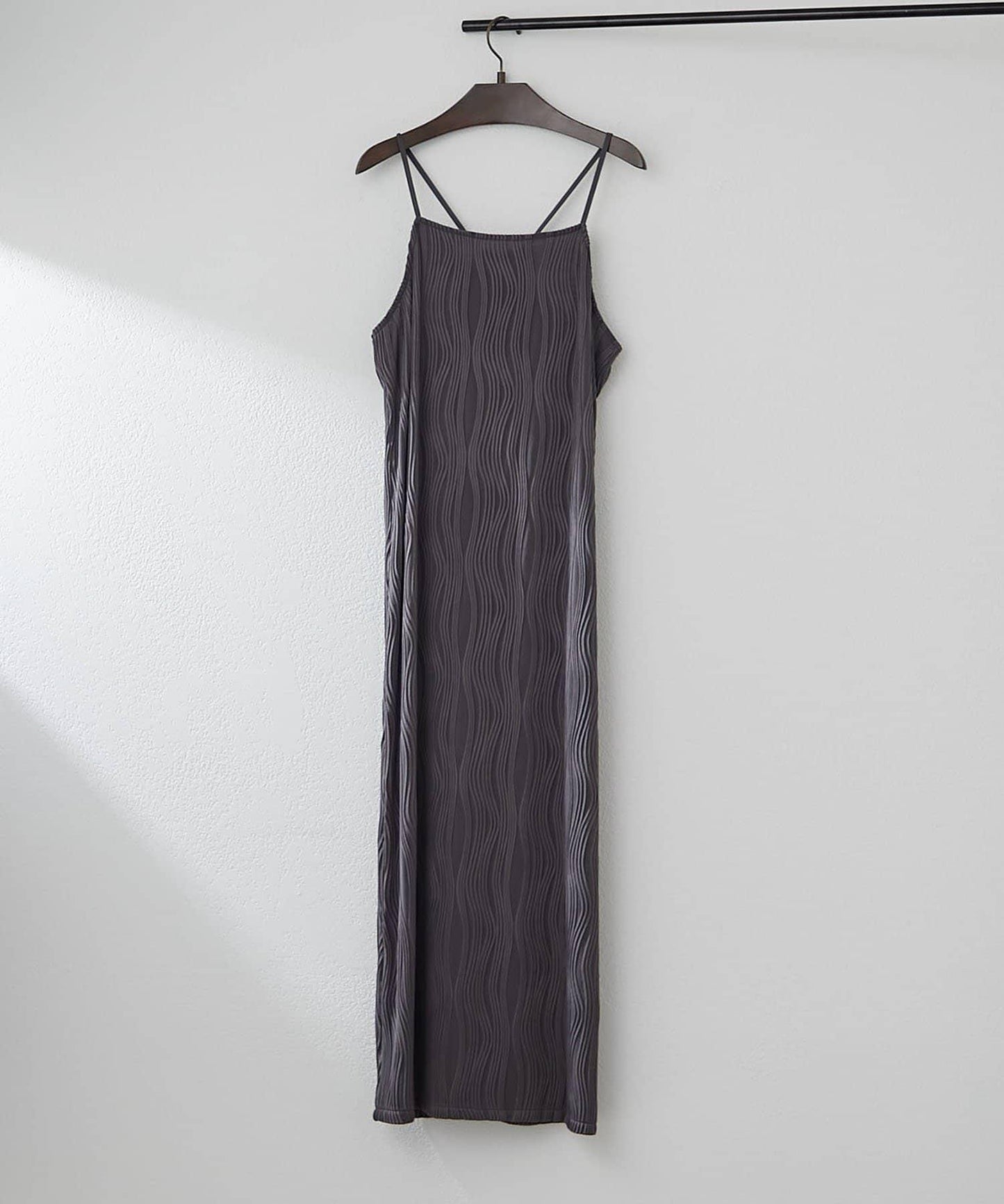 nane 波浪提花圖案吊帶連衣裙