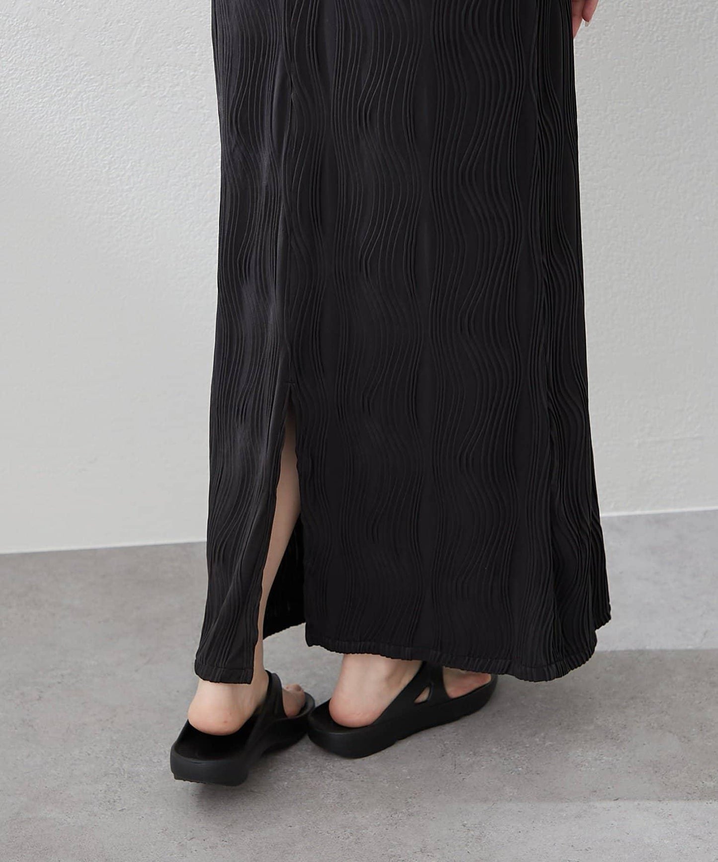 nane 波浪提花圖案吊帶連衣裙