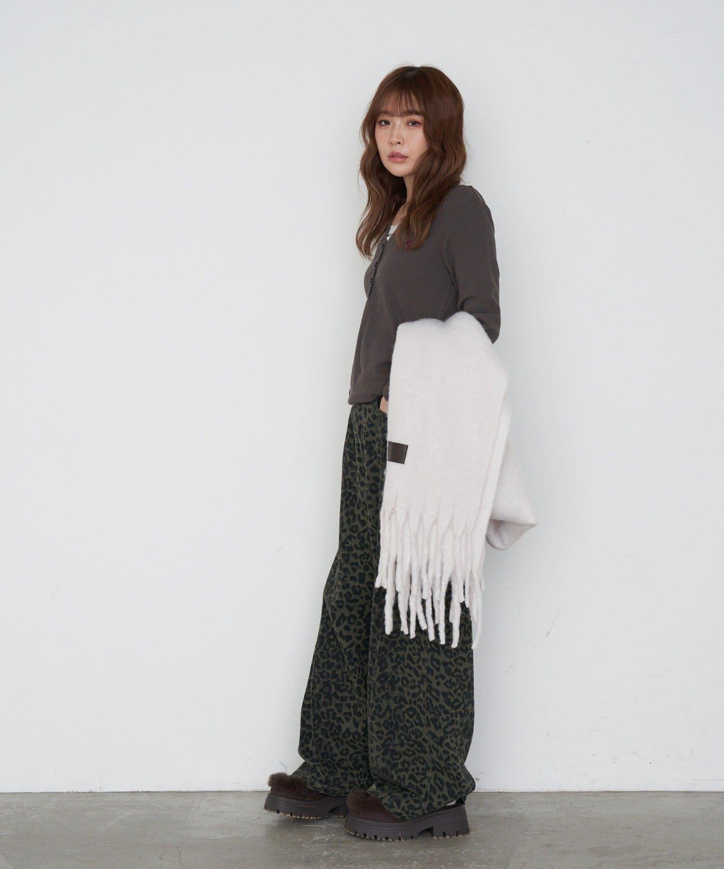 RAY CASSIN 皮革貼片圍巾