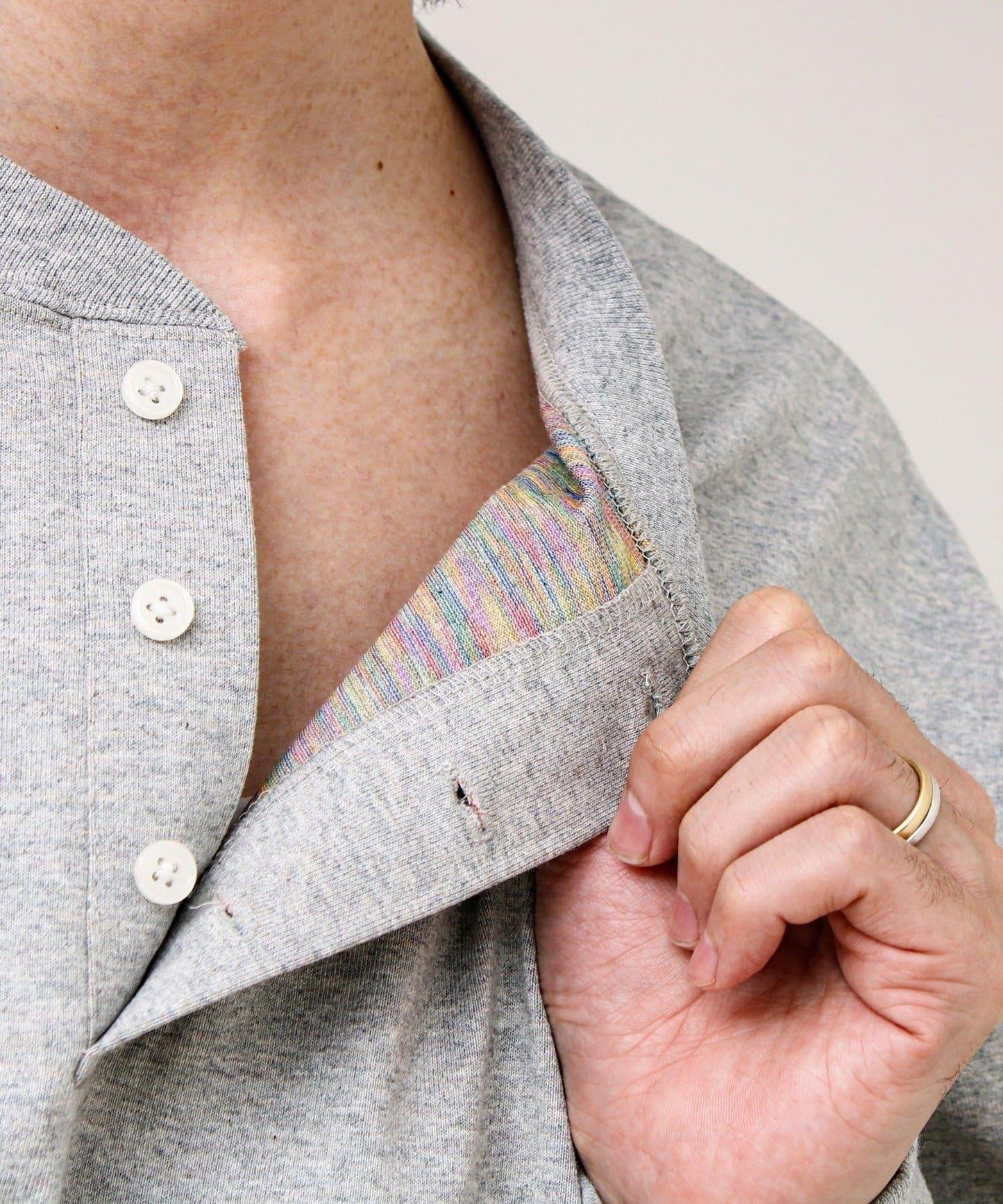 BOY刺繡 內裡漸變 亨利領 長袖T恤