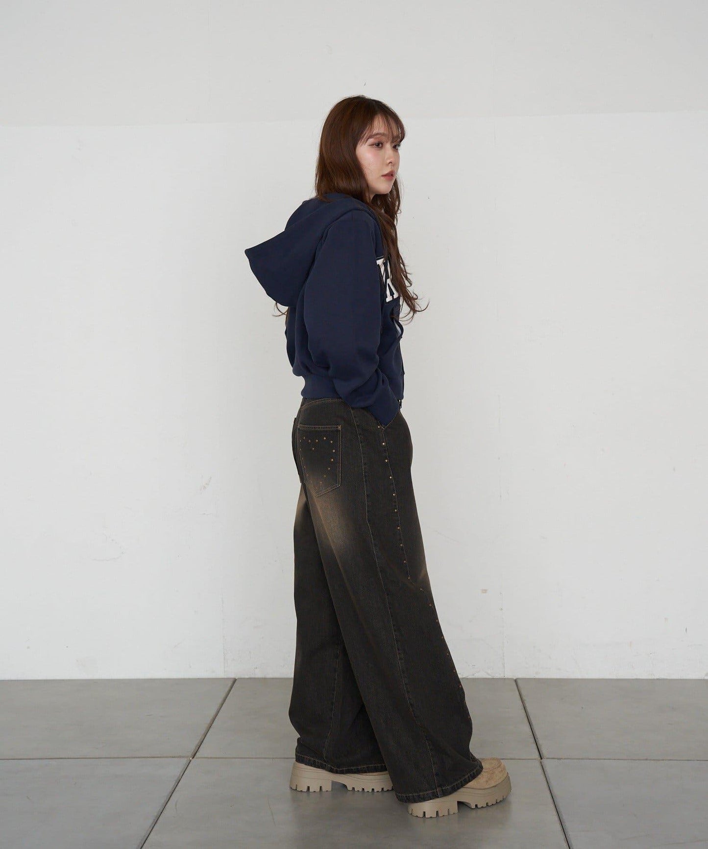 鉚釘設計 闊腿 牛仔面料 牛仔褲