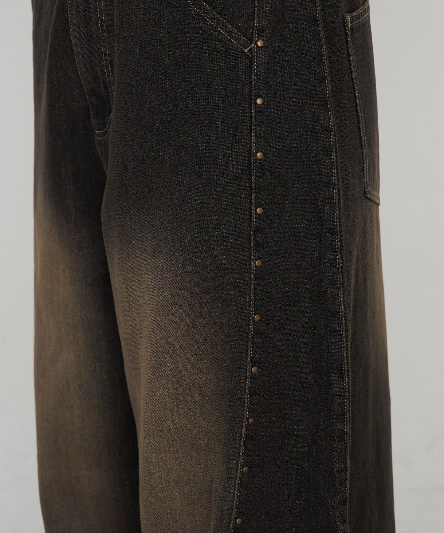 鉚釘設計 闊腿 牛仔面料 牛仔褲