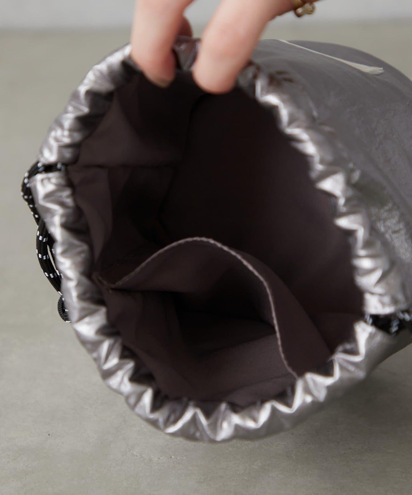 金屬感迷你束口包