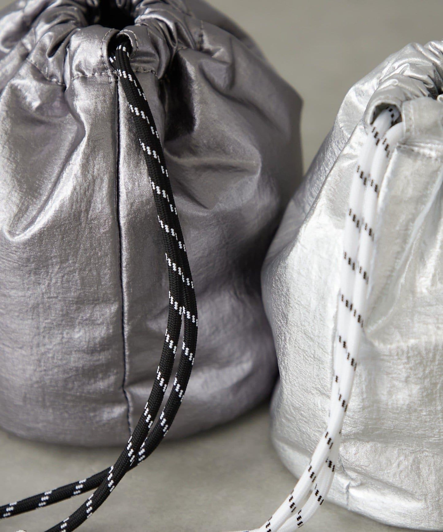 金屬感迷你束口包