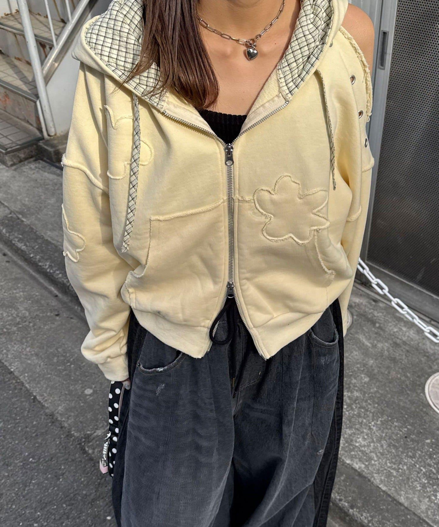 肩部開衩金屬釦眼貼布裝飾 拉鍊連帽衛衣