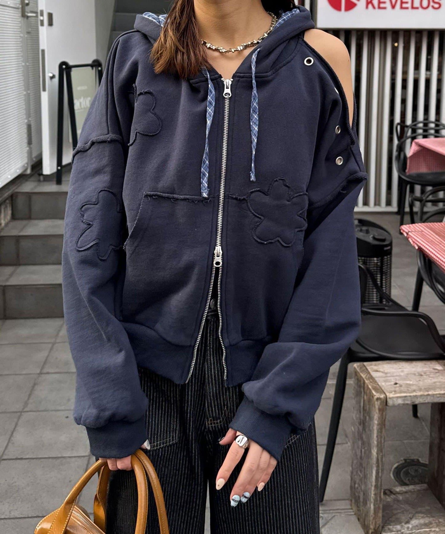 肩部開衩金屬釦眼貼布裝飾 拉鍊連帽衛衣