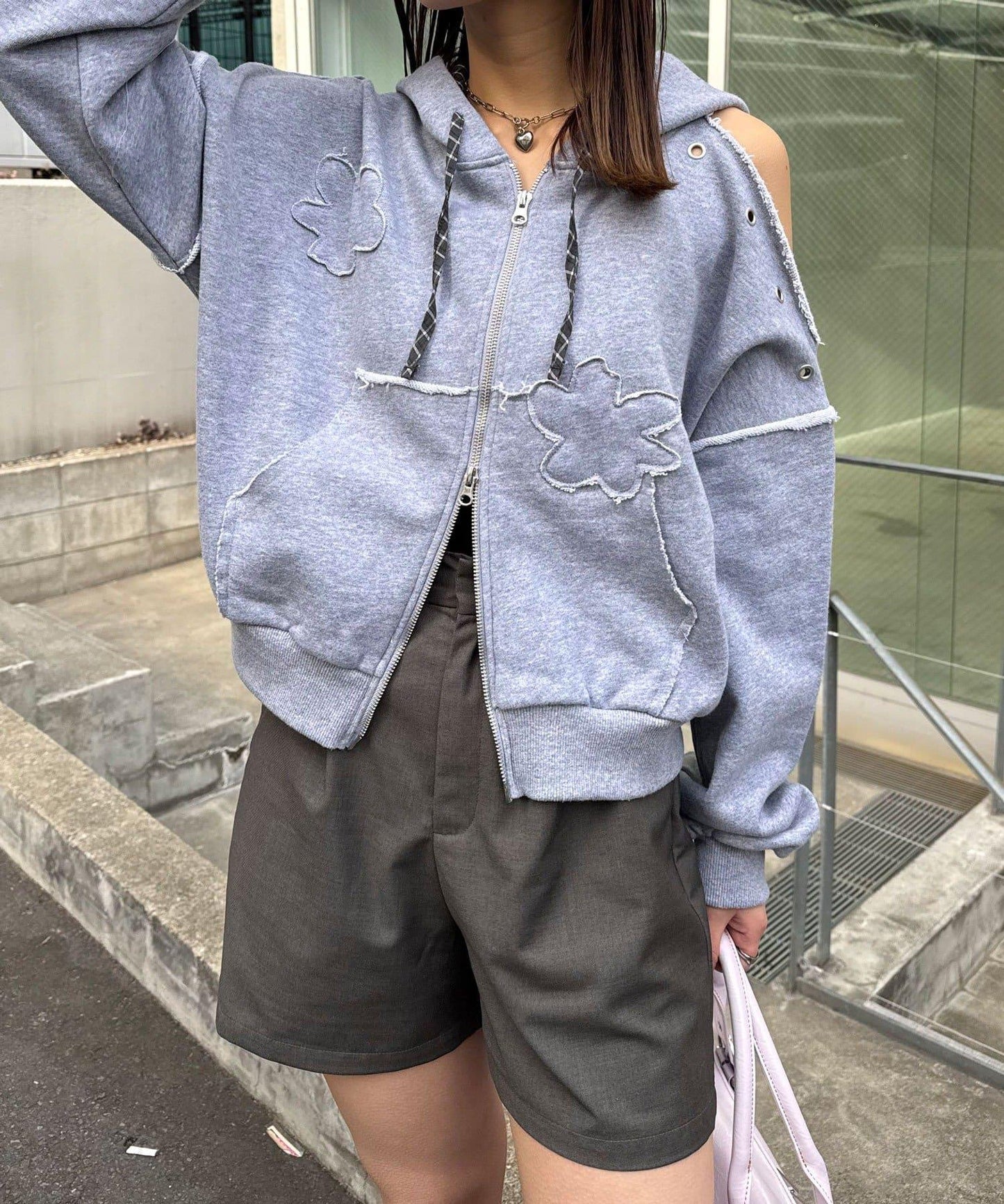 肩部開衩金屬釦眼貼布裝飾 拉鍊連帽衛衣