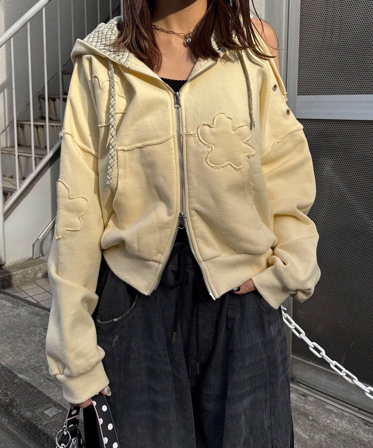 肩部開衩金屬釦眼貼布裝飾 拉鍊連帽衛衣