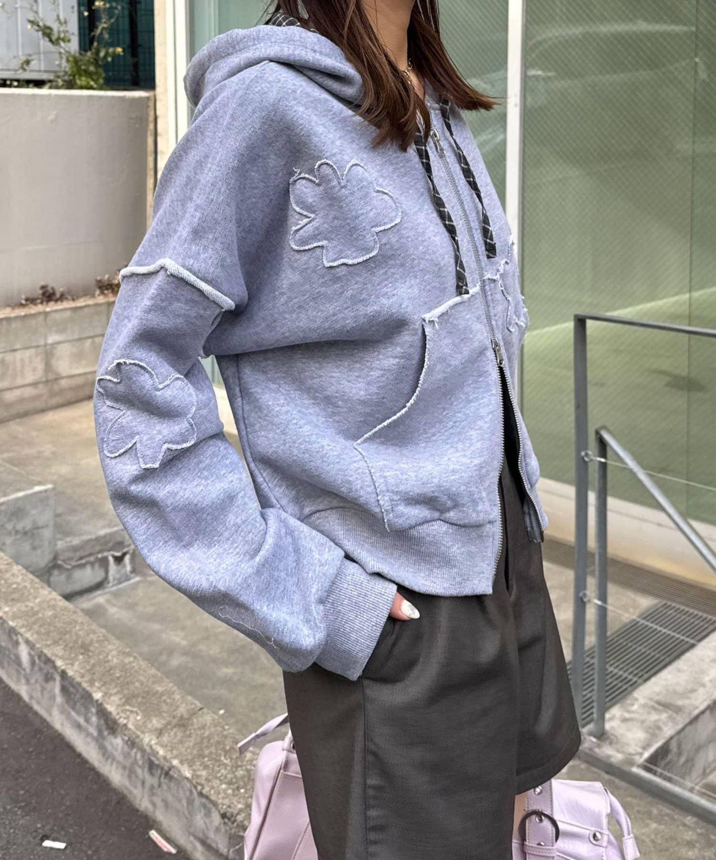 肩部開衩金屬釦眼貼布裝飾 拉鍊連帽衛衣