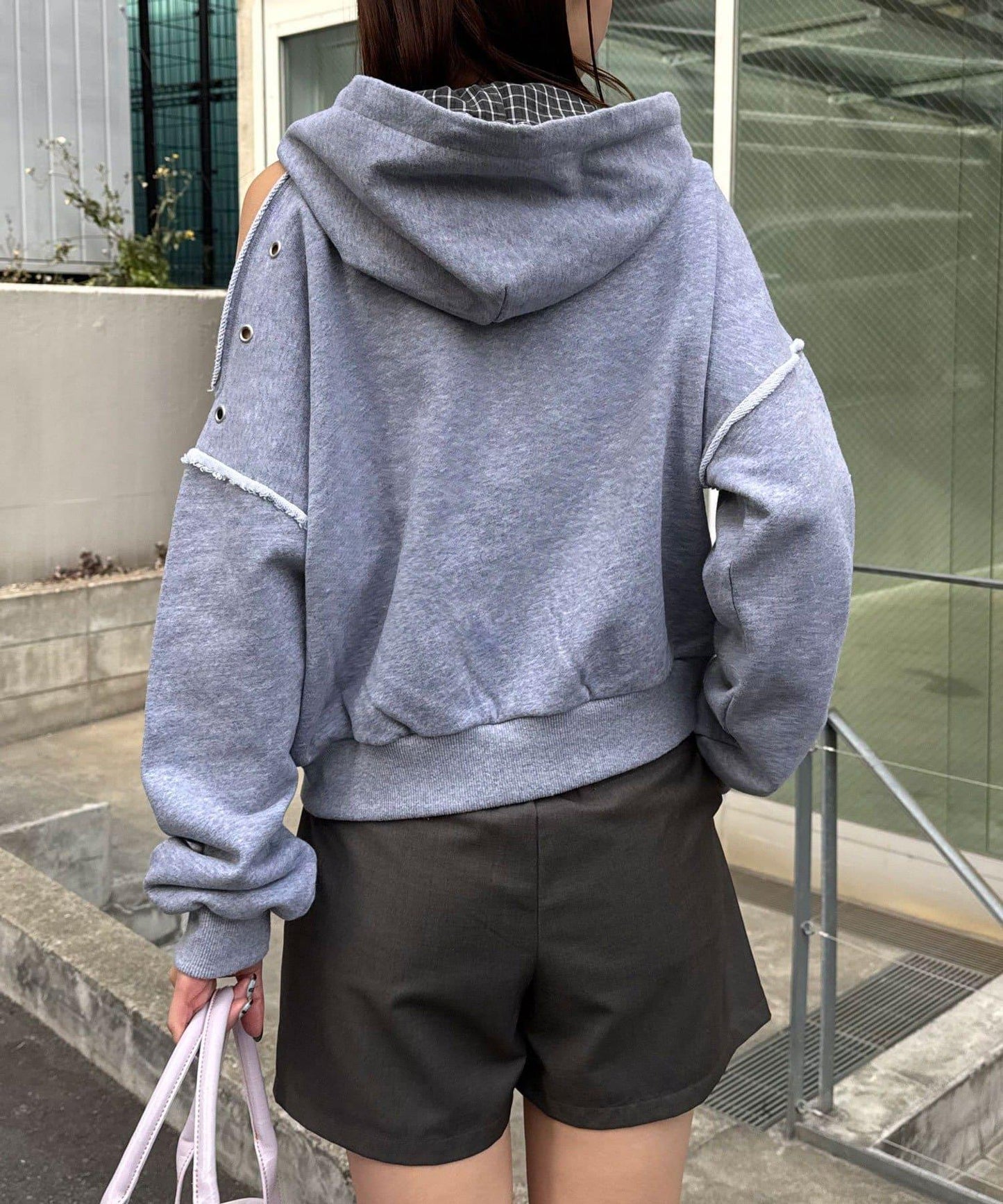 肩部開衩金屬釦眼貼布裝飾 拉鍊連帽衛衣