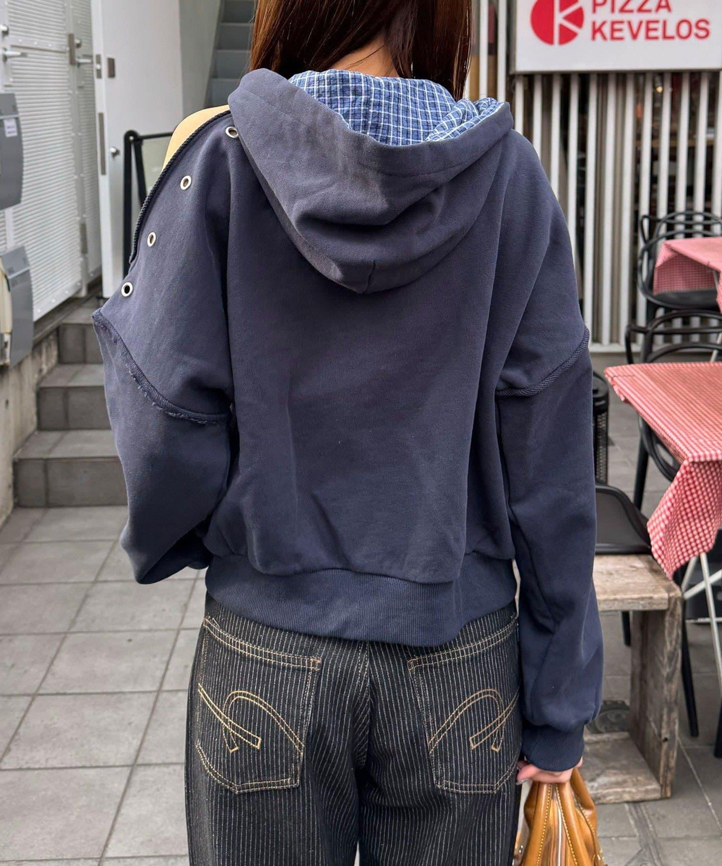 肩部開衩金屬釦眼貼布裝飾 拉鍊連帽衛衣