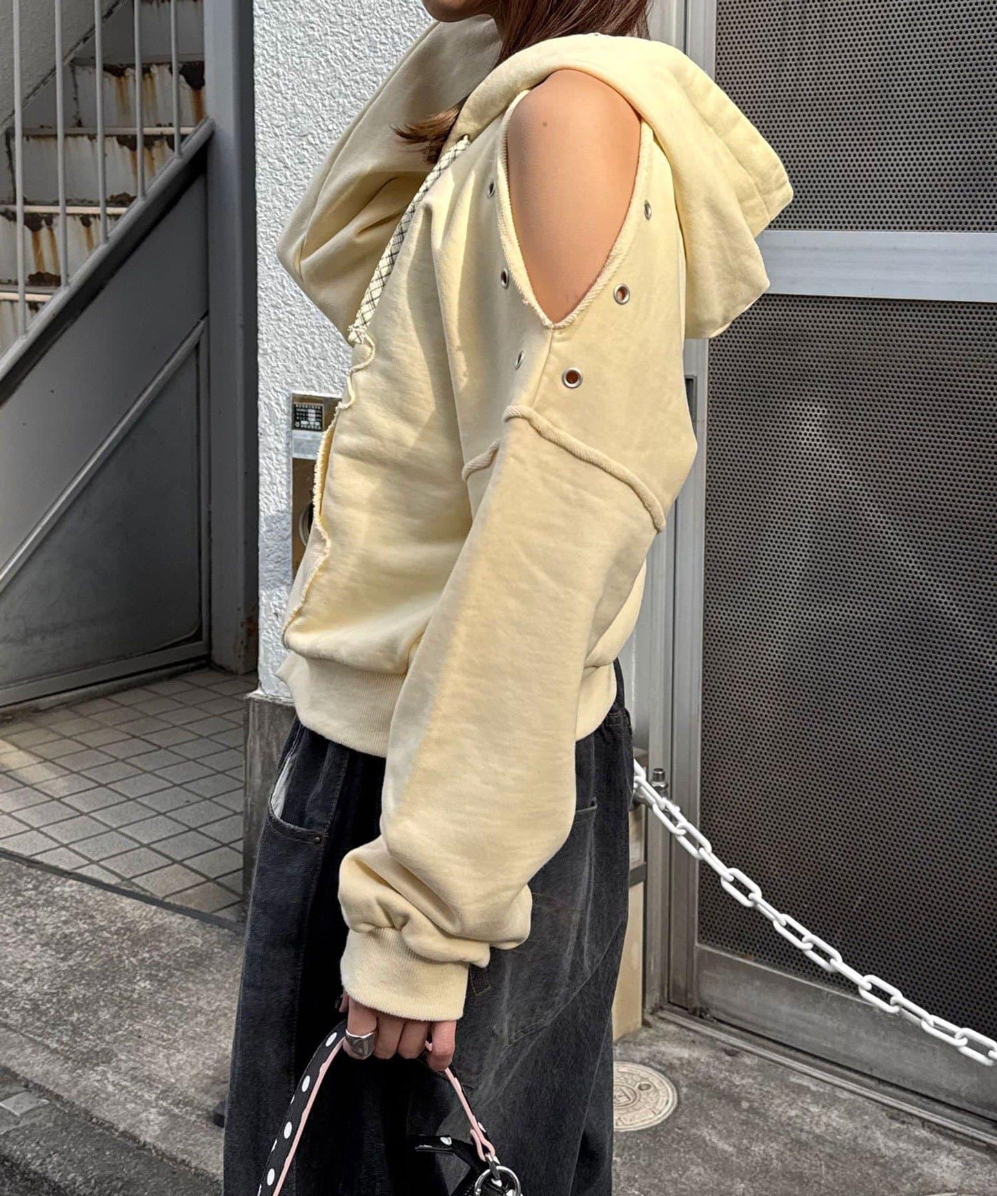 肩部開衩金屬釦眼貼布裝飾 拉鍊連帽衛衣