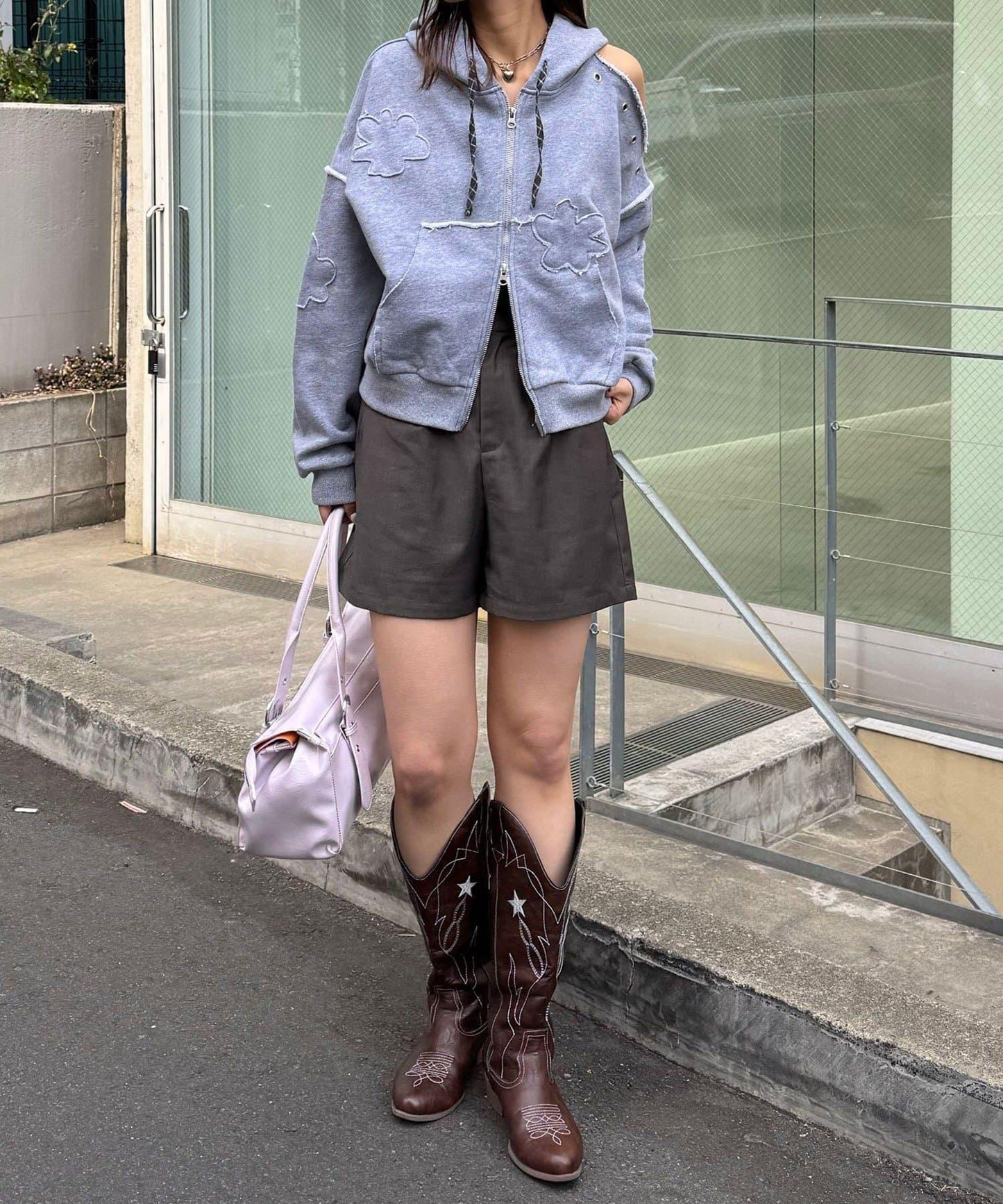 肩部開衩金屬釦眼貼布裝飾 拉鍊連帽衛衣