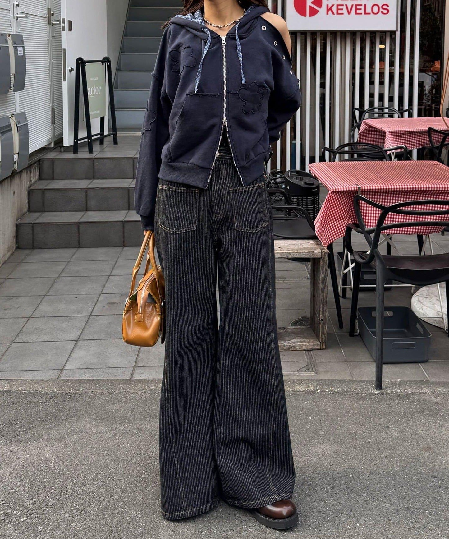 肩部開衩金屬釦眼貼布裝飾 拉鍊連帽衛衣