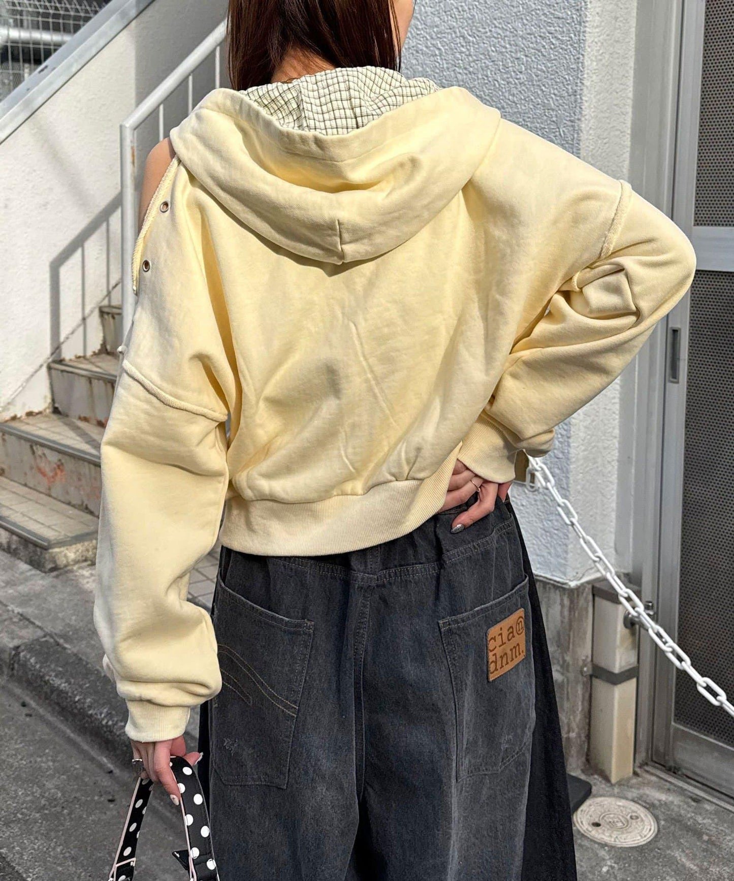肩部開衩金屬釦眼貼布裝飾 拉鍊連帽衛衣