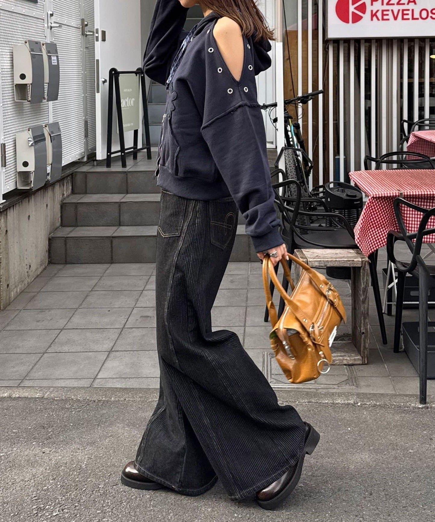 肩部開衩金屬釦眼貼布裝飾 拉鍊連帽衛衣