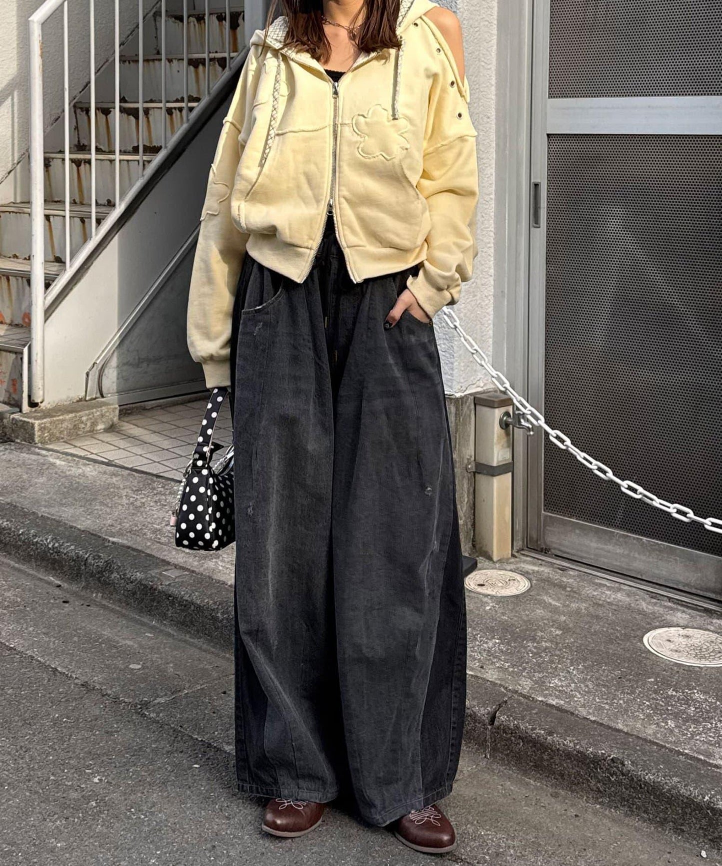 肩部開衩金屬釦眼貼布裝飾 拉鍊連帽衛衣