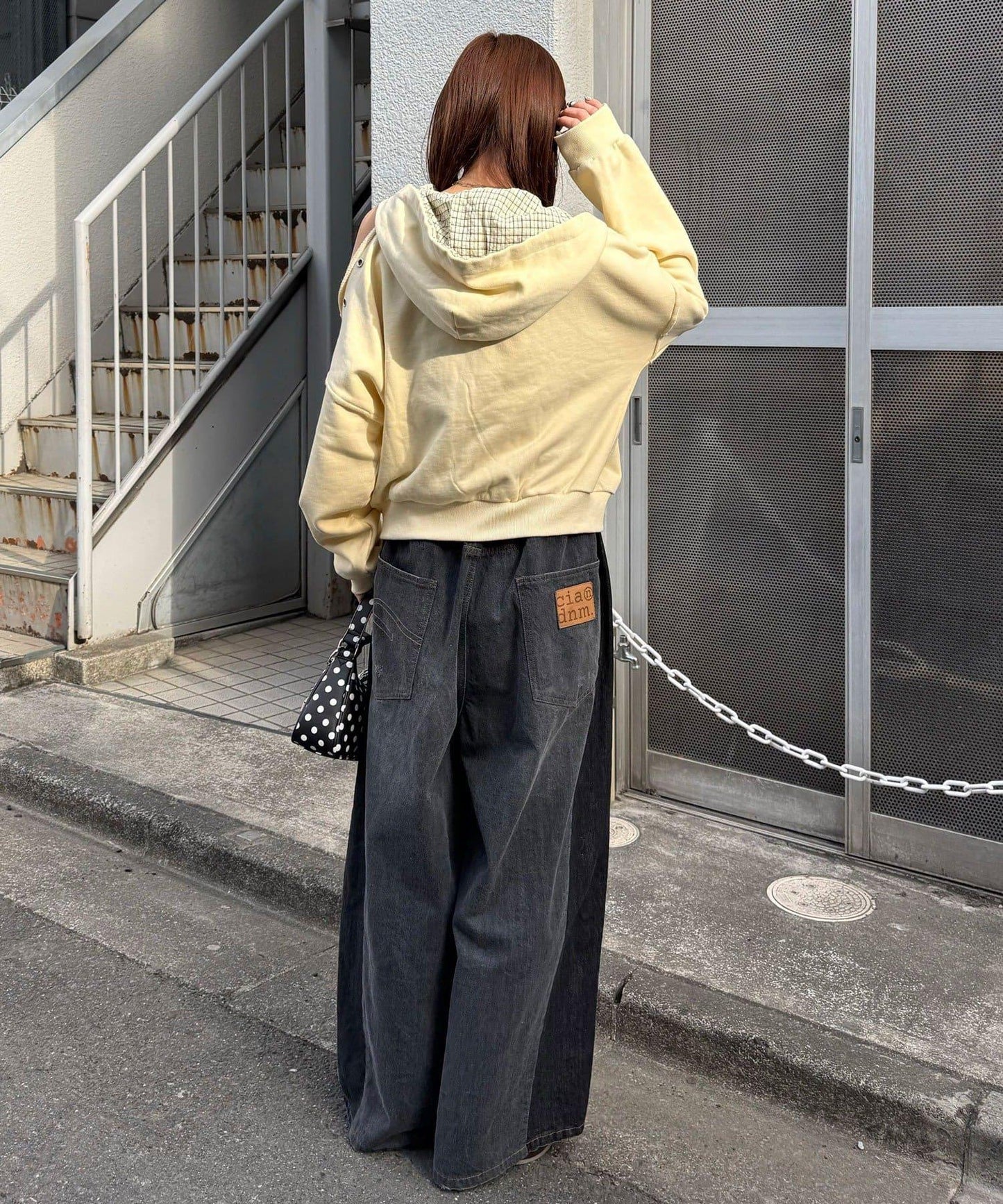 肩部開衩金屬釦眼貼布裝飾 拉鍊連帽衛衣