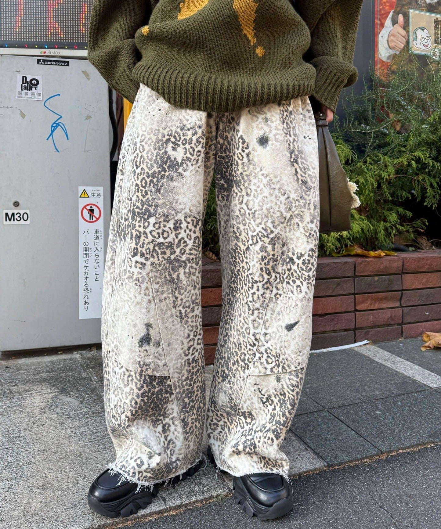 ANTI WARP 拼接弧形闊腿牛仔褲